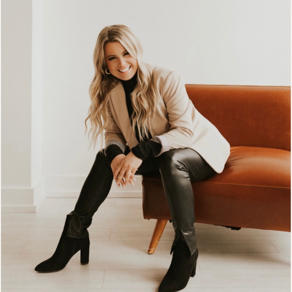 Meet your Posher, Hollie
